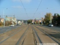 Po vniknutí tramvajové tratě z Makovského do Plzeňské ulice pokračují koleje chvíli na zvýšeném tělese přímým úsekem