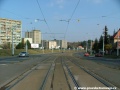 Ve středu Plzeňské ulice pokračuje tramvajová trať na zvýšeném tělese táhlým pravým obloukem