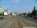 Ve středu Plzeňské ulice pokračuje tramvajová trať na zvýšeném tělese táhlým pravým obloukem