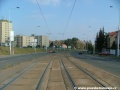 Ve středu Plzeňské ulice pokračuje tramvajová trať na zvýšeném tělese táhlým pravým obloukem