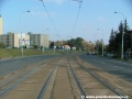 Ve středu Plzeňské ulice pokračuje tramvajová trať na zvýšeném tělese táhlým pravým obloukem