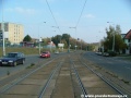 Ve středu Plzeňské ulice pokračuje tramvajová trať na zvýšeném tělese táhlým pravým obloukem