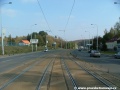Ve středu Plzeňské ulice pokračuje tramvajová trať na zvýšeném tělese táhlým pravým obloukem