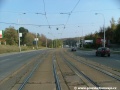 Ve středu Plzeňské ulice pokračuje tramvajová trať na zvýšeném tělese táhlým pravým obloukem