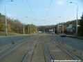 Ve středu Plzeňské ulice pokračuje tramvajová trať na zvýšeném tělese táhlým pravým obloukem