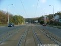 U křižovatky s ulicí 5. máje se tramvajová trať v Plzeňské ulici napřímí, aby velmi brzy pokračovala levým obloukem