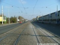 Tramvajová trať klasické konstrukce, krytá žulovou dlažbou pokračuje středem Plzeňské ulice ke kolejovému přejezdu