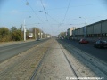 Tramvajová trať klasické konstrukce, krytá žulovou dlažbou pokračuje středem Plzeňské ulice ke kolejovému přejezdu