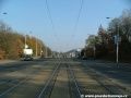 Tramvajová trať pokračuje ve středu Plzeňské ulice od vozovny Motol k zastávce Hotel Golf