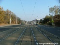 Tramvajová trať pokračuje ve středu Plzeňské ulice od vozovny Motol k zastávce Hotel Golf
