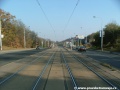 Tramvajová trať se ve středu Plzeňské ulice přibližuje k zastávce Hotel Golf