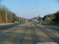 Tramvajová trať se ve středu Plzeňské ulice přibližuje k zastávce Hotel Golf