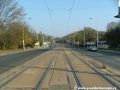Tramvajová trať za zastávkami Hotel Golf klesá ve středu Plzeňské ulice v přímém úseku