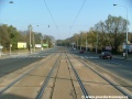 Tramvajová trať za zastávkami Hotel Golf klesá ve středu Plzeňské ulice v přímém úseku ke křižovatce s odbočkou ze Zahradníčkovy ulice