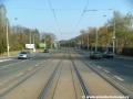 Tramvajová trať překračuje křižovatkou s odbočkou ze Zahradníčkovy ulice
