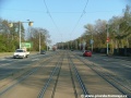 Tramvajová trať pokračuje v přímém úseku z velkoplošných panelů BKV