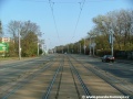 Tramvajová trať pokračuje v přímém úseku z velkoplošných panelů BKV