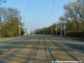 Tramvajová trať pokračuje v přímém úseku z velkoplošných panelů BKV, na dohled je levý oblouk před zastávkou Poštovka, červené zábradlí na okrajích označuje okraj propustku s Motolským potokem