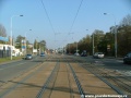 Za levým obloukem přivádějícím tramvajovou trať k zastávce Poštovka je vidět její napřímení