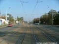 Za levým obloukem přivádějícím tramvajovou trať k zastávce Poštovka je vidět její napřímení