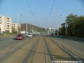Tramvajová trať klesá ke Kotlářce v přímém úseku