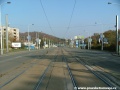 Tramvajová trať klesá ke Kotlářce v přímém úseku