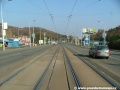 Tramvajová trať klesá ke Kotlářce v přímém úseku
