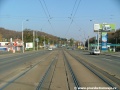 Tramvajová trať klesá ke Kotlářce v přímém úseku