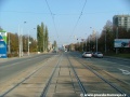 Tramvajová trať pokračuje v přímém úseku ke světelně řízené křižovatce s ulicí Pod Kotlářkou