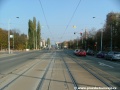 Tramvajová trať pokračuje v přímém úseku ke světelně řízené křižovatce s ulicí Pod Kotlářkou
