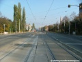 Tramvajová trať pokračuje v přímém úseku ke světelně řízené křižovatce s ulicí Pod Kotlářkou