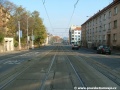 Tramvajová trať tvořená velkoplošnými panely BKV klesá středem Plzeňské ulice