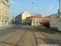 Podél areálu někdejší vozovny Košíře tramvajová trať pokračuje u pravé strany vozovky v přímém úseku