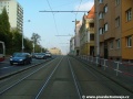 Stoupající tramvajová trať při pravém okraji Plzeňské ulice