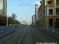 Stoupající tramvajová trať v přímém úseku při pravém okraji Plzeňské ulice