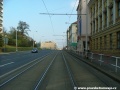 Stoupající tramvajová trať v přímém úseku při pravém okraji Plzeňské ulice.