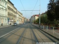 Klesání tramvajové tratě při okraji Plzeňské ulice.