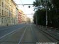 V táhlém pravém oblouku tramvajová trať klesá podél areálu Malostranské hřbitova k zastávkám Bertramka, které jsou již na dohled