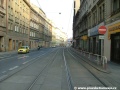Tramvajová trať kopíruje tvar Plzeňské ulice a opět se stáčí pravým obloukem.