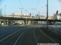 V pravém oblouku tramvajová trať překračuje křižovatku s Mozartovou ulicí do středu vozovky na zvýšené těleso