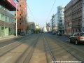 V přímém úseku tramvajová trať míří ke křižovatce s Radlickou ulicí