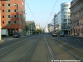 V přímém úseku tramvajová trať míří ke křižovatce s Radlickou ulicí