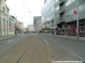 Za křižovatkou s Radlickou ulicí se tramvajová trať tvořená klasickým svrškem s asfaltovým zákrytem stáčí levým obloukem