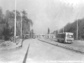Pravidelná autobusová linka projíždí podél rozestavěného traťového úseku v blízkosti někdejší úvraťové konečné v Motole | 15.4.1988