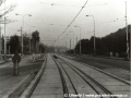 Rekonstrukce tramvajové tratě metodou velkoplošných panelů BKV v pohledu k zastávce Poštovka, v provozuje pouze traťová kolej do centra, která se využívá obousměrně, proto nad ní visí dočasně obě troleje. | říjen 1987