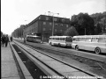 Rekonstrukce tramvajové trati v Plzeňské ulici mezi zastávka Kotlářka - Kavalírka byla prováděna již metodou velkoplošných panelů BKV, jak je vidět, náhradní autobusová doprava stěží zvládala a cestující raději korzovali po žhavé novince tehdejší doby, betonových panelech :-). | 1979