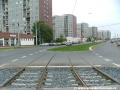 Tramvajová trať se ve středu Makovského ulice v prostoru křižovatky s Galandovou ulicí stáčí pravým obloukem, trávník je zde přerušen kombinací otevřeného svršku, asfaltem krytého přejezdu a otevřeného svršku