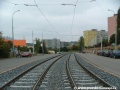 Tramvajová trať v Makovského ulici se napřimuje, přechází do otevřeného svršku a zahajuje klesání k zastávce Slánská