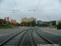Tramvajová trať tvořená žlábkovými kolejnicemi NT1 se v pravém oblouku stáčí ve středu Makovského ulice