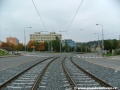 Tramvajová trať tvořená žlábkovými kolejnicemi NT1 se v pravém oblouku stáčí ve středu Makovského ulice